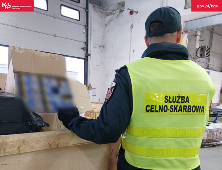 KAS przechwyciła 850 kg tytoniu w Zielonej Górze. Miał trafić do Wielkiej Brytanii 9 Fot. Izba Administracji Skarbowej w Zielonej Górze