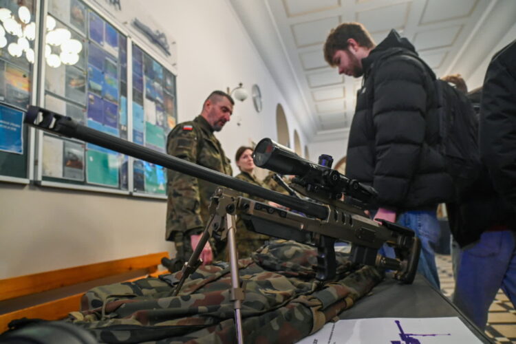 PE uznał Tarczę Wschód za flagowy projekt unijny 9 fot: PAP/Marcin Bielecki