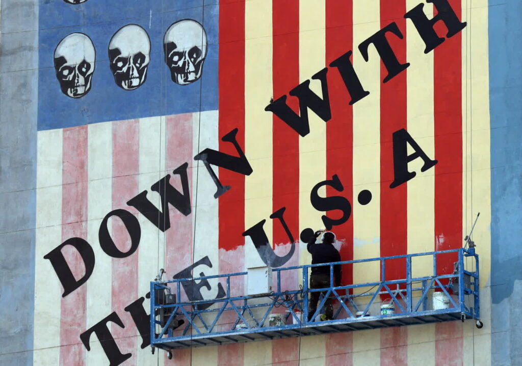 Iran. Przywódca kraju zapowiada odpowiedź na groźby Trumpa 1 Antyamerykański mural na ścianie budynku w Teheranie, stolicy Iranu (PAP/EPA/ABEDIN TAHERKENAREH)