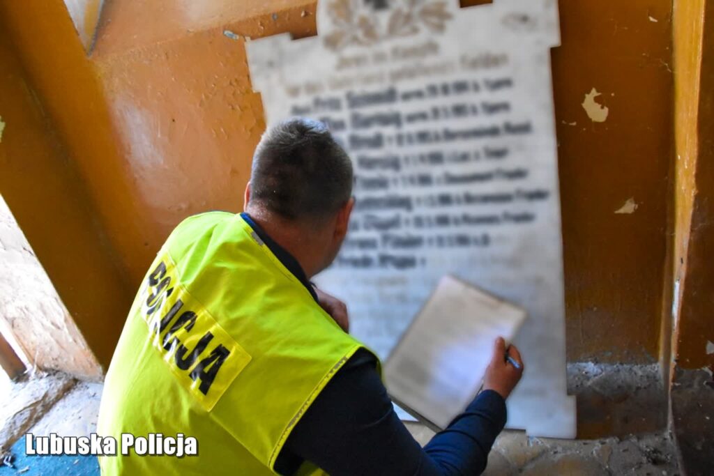 Policjanci z Drezdenka odnaleźli zabytkową tablicę i przekazali do kościoła w Błotnicy (KPP Strzelce Krajeńskie)