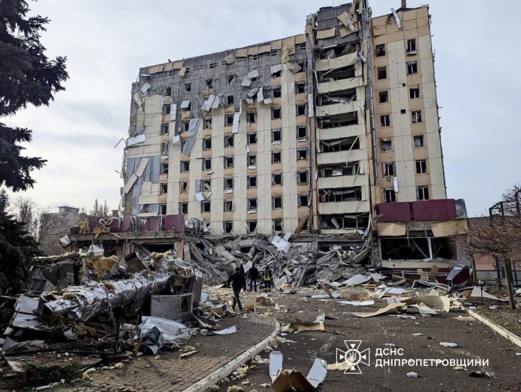 Finlandia dotuje Ukrainę, jest nowa umowa 2 Zniszczenia w mieście Krzywy Róg na Ukrainie (PAP/EPA/STATE EMERGENCY SERVICE HANDOUT)