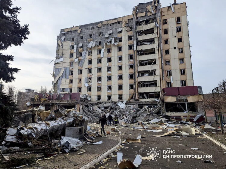 Finlandia dotuje Ukrainę, jest nowa umowa 9 Zniszczenia w mieście Krzywy Róg na Ukrainie (PAP/EPA/STATE EMERGENCY SERVICE HANDOUT)