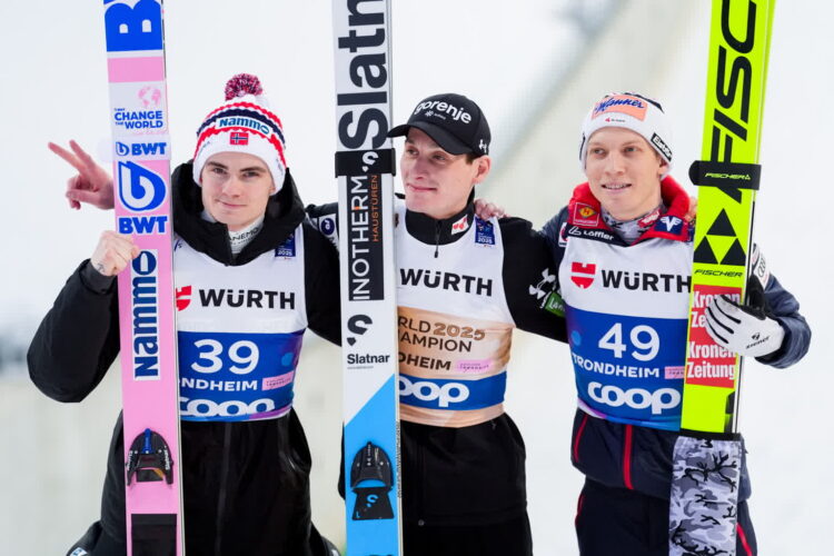 Marius Lindvik (Norwegia), Domen Prevc (Słowenia) i Jan Hoerl (Austria). Fot. PAP/EPA/Terje Pedersen