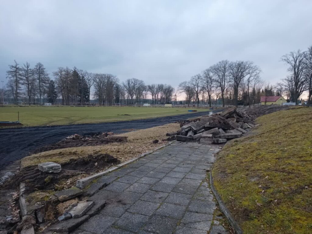 Trwa przebudowa stadionu miejskiego w Iłowej 3 fot. K.Gonera