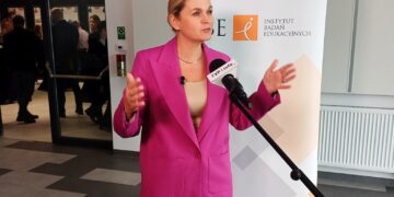 Barbara Nowacka, ministra edukacji i nauki, w Parku Technologii Kosmicznych w Zielonej Górze (fot. Piotr Bakselerowicz/Radio Zachód)