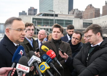 Andrzej Duda przed siedzibą ONZ w Nowym Jorku (PAP/Radek Pietruszka)