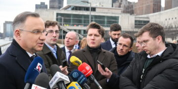 Andrzej Duda przed siedzibą ONZ w Nowym Jorku (PAP/Radek Pietruszka)