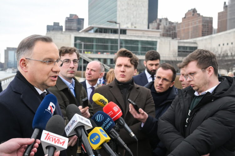 Andrzej Duda przed siedzibą ONZ w Nowym Jorku (PAP/Radek Pietruszka)