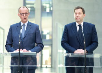 Niemcy: CDU/CSU i SPD chcą stworzyć wspólny rząd. Na zdjęciu liderzy obu partii - Friedrich Merz i Lars Klingbeil (PAP/EPA/CLEMENS BILAN)