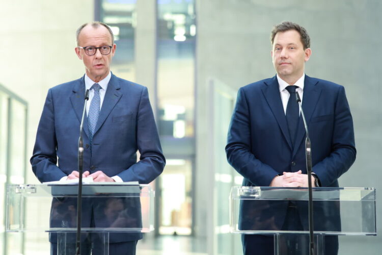 Niemcy: CDU/CSU i SPD chcą stworzyć wspólny rząd. Na zdjęciu liderzy obu partii - Friedrich Merz i Lars Klingbeil (PAP/EPA/CLEMENS BILAN)