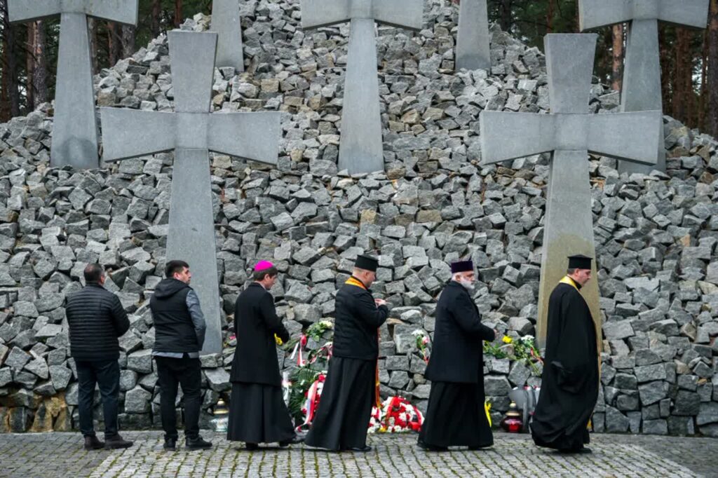 W Bykowni pod Kijowem oddano hołd ofiarom zbrodni katyńskiej 2 Polski Cmentarz Wojenny w Kijowie-Bykowni. Fot. PAP/ Vladyslav Musiienko