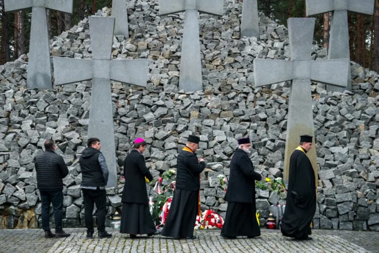 W Bykowni pod Kijowem oddano hołd ofiarom zbrodni katyńskiej 9 Polski Cmentarz Wojenny w Kijowie-Bykowni. Fot. PAP/ Vladyslav Musiienko