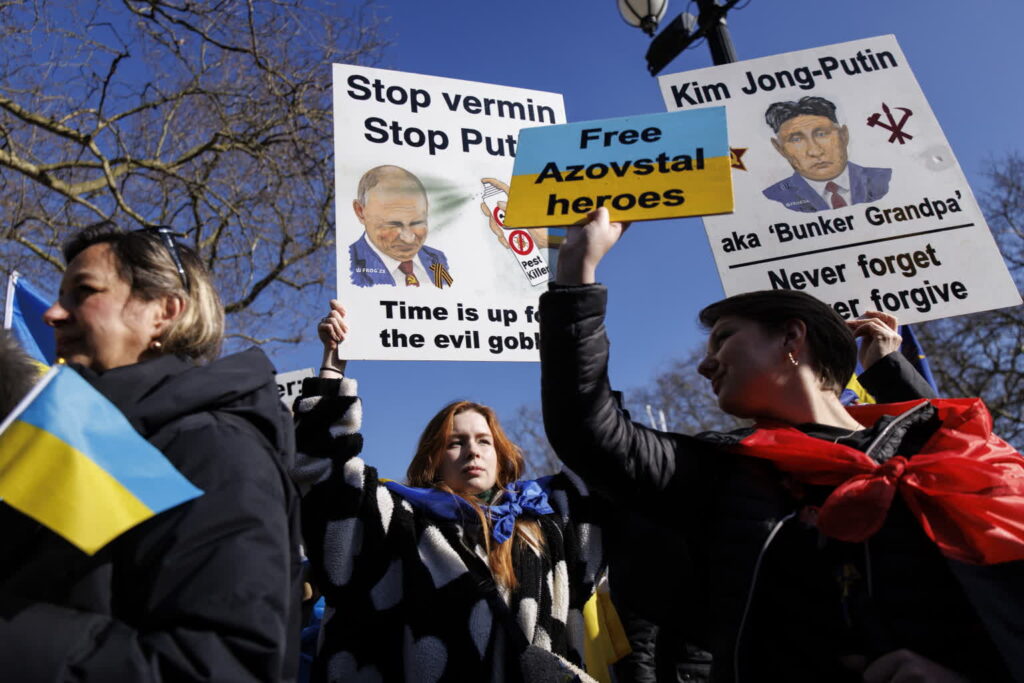 Spotkanie przywódców państw w Londynie ws. Ukrainy. Przed budynkiem zgromadziła się proukraińska pikieta (PAP/EPA/TOLGA AKMEN)