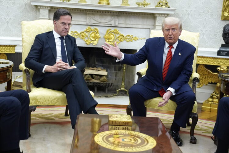 Szef NATO Mark Rutte i prezydent USA Donald Trump (PAP/EPA/YURI GRIPAS / POOL)