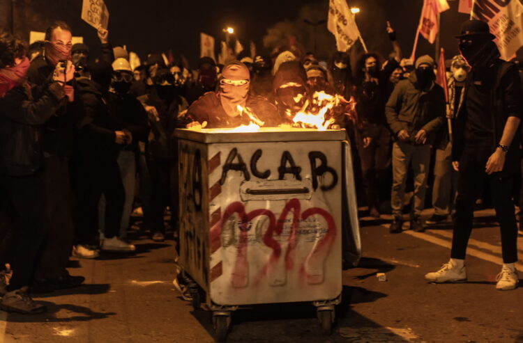 Antyrządowe demonstracje w tureckim Stambule (PAP/EPA/ERDEM SAHIN)