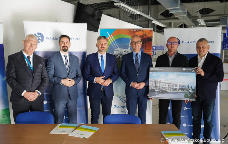 zdjęcie archiwalne: podpisanie umowy o współpracy cywilno-wojskowej