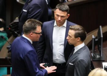 Marszałek Sejmu Szymon Hołownia oraz posłowie Konfederacji Krzysztof Bosak i Sławomir Mentzen na sali sejmowej, fot. PAP/Paweł Supernak