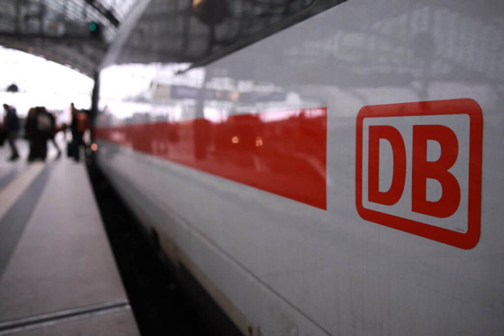 Pociąg Deutsche Bahn (PAP/EPA/CLEMENS BILAN)
