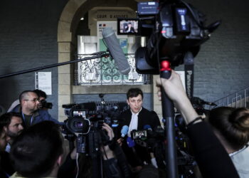 Francja. Ruszył proces chirurga-pedofila 16 We Francji ruszył proces chirurga-pedofila. Na zdjęciu jeden z jego adwokatów (PAP/EPA/TERESA SUAREZ)