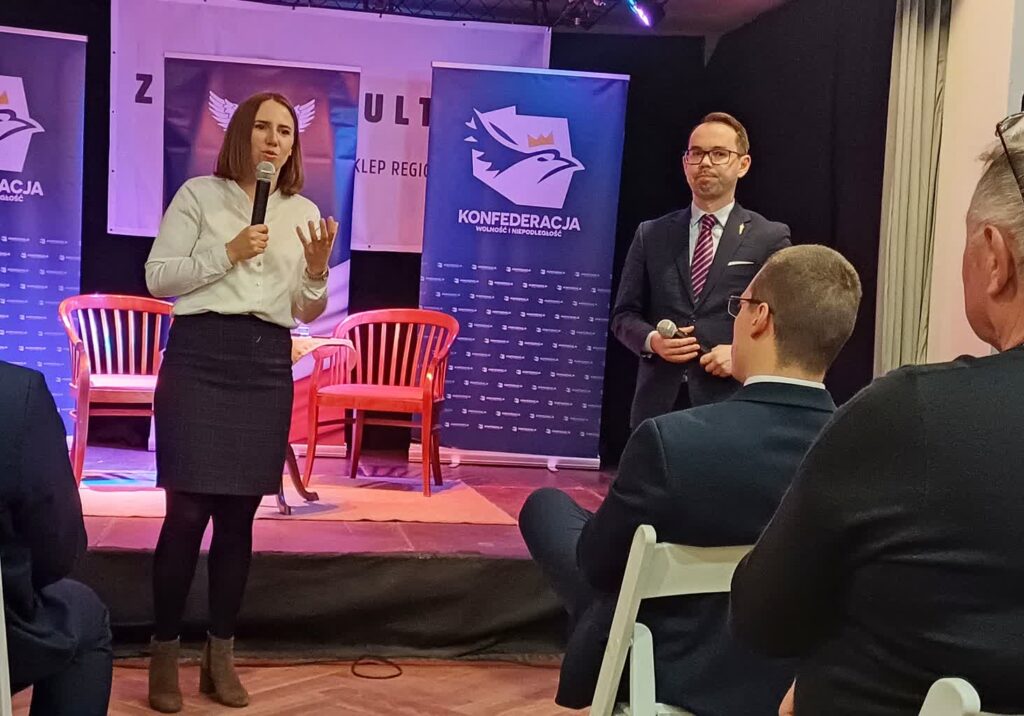 Anna Bryłka, wiceprezeska Ruchu Narodowego i europsłanka Konfederacji, na spotkaniu z sympatykami w Zielonej Górze (fot. Piotr Bakselerowicz)