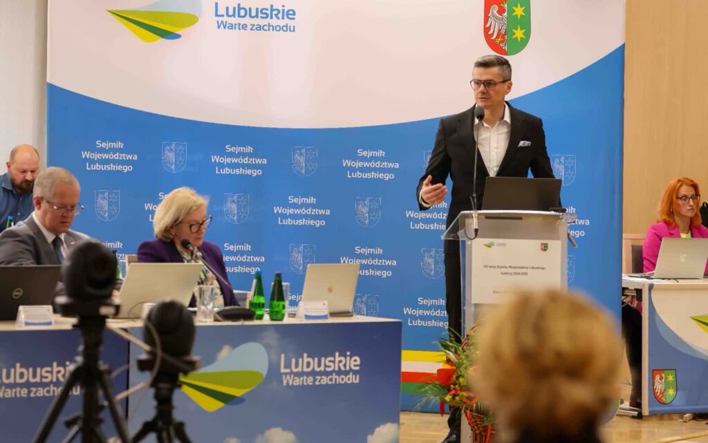 Marcowa sesja sejmiku woj. lubuskiego i rozmowy o kolei. Na zdj. wicemarszałek Sebastian Ciemnoczołowski (fot. Paweł Wańczko/Lubuskie.pl)