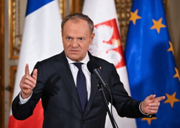 Donald Tusk w Paryżu (PAP/Radek Pietruszka)