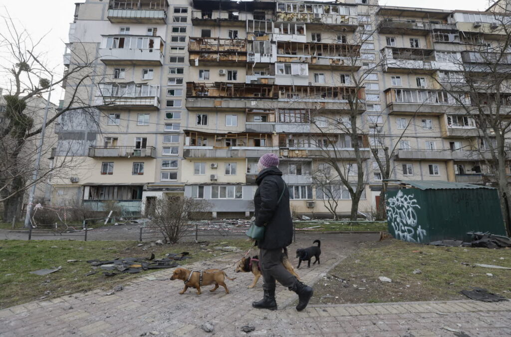 Wilno. "Armia Czerwona" na ogrodzeniu rosyjskiej ambasady 2 Zniszczenia w Kijowie w wyniku rosyjskich ataków (PAP/EPA/SERGEY DOLZHENKO)