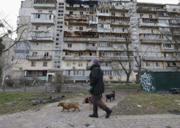 Zniszczenia w Kijowie w wyniku rosyjskich ataków (PAP/EPA/SERGEY DOLZHENKO)