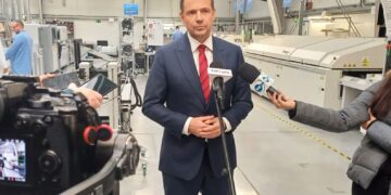 Rafał Trzaskowski, kandydat KO na prezydenta kraju, odpowiada na pytania dziennikarzy w fabryce LUG Light Factory (fot. Piotr Bakselerowicz)