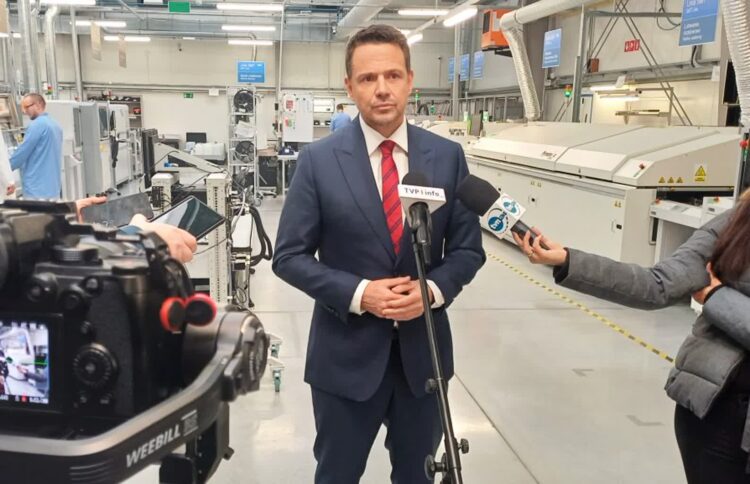 Rafał Trzaskowski, kandydat KO na prezydenta kraju, odpowiada na pytania dziennikarzy w fabryce LUG Light Factory (fot. Piotr Bakselerowicz)