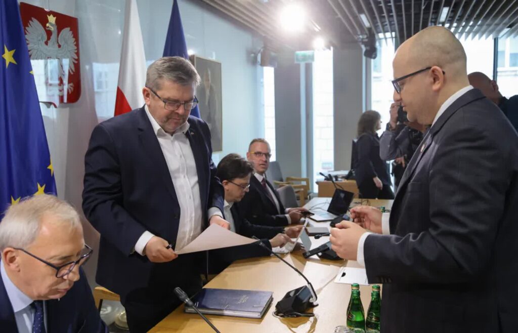 Uchylenie immunitetu Dariusza Mateckiego. Jest decyzja komisji 1 Komisja regulaminowa rekomenduje uchylenie immunitetu posłowi PiS Dariuszowi Mateckiemu. Fot. PAP/ Rafał Guz