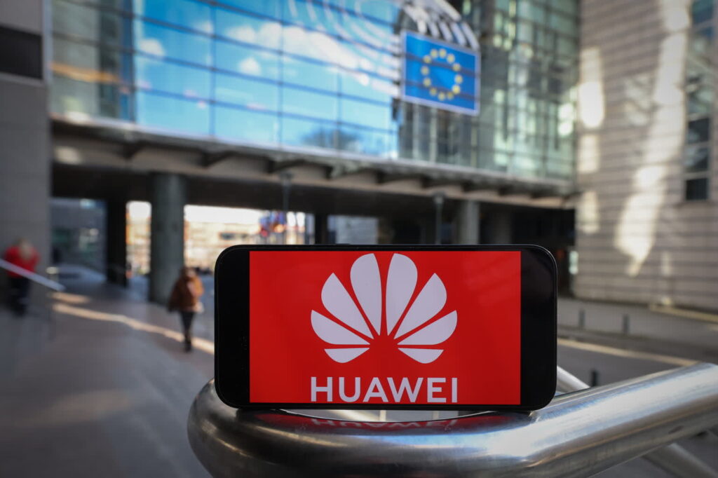 Chińska firma Huawei w centrum afery korupcyjnej w Parlamencie Europejskim (PAP/EPA/OLIVIER HOSLET)