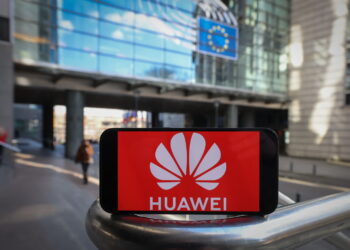 Chińska firma Huawei w centrum afery korupcyjnej w Parlamencie Europejskim (PAP/EPA/OLIVIER HOSLET)
