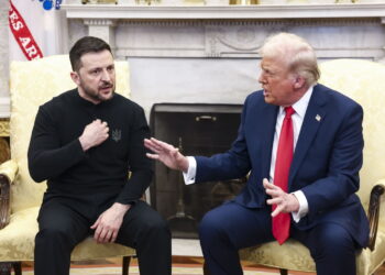 Wołodymyr Zełeński i Donald Trump w trakcie rozmowy w Białym Domu (PAP/EPA/JIM LO SCALZO)