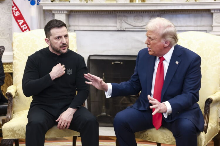Wołodymyr Zełeński i Donald Trump w trakcie rozmowy w Białym Domu (PAP/EPA/JIM LO SCALZO)