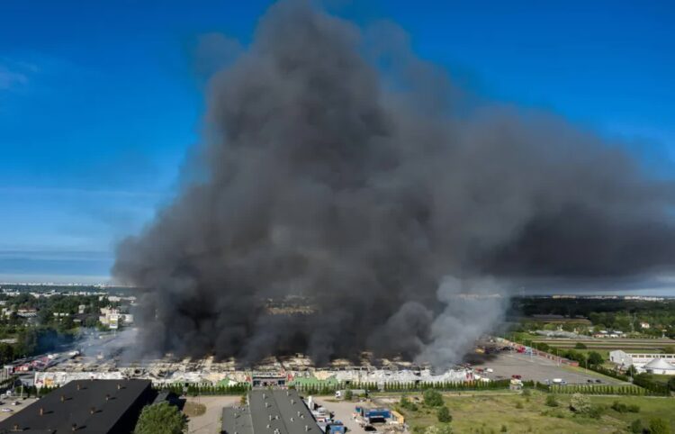 Pożar kompleksu handlowego przy ul. Marywilskiej 44 w Warszawie. Fot. PAP/Leszek Szymański