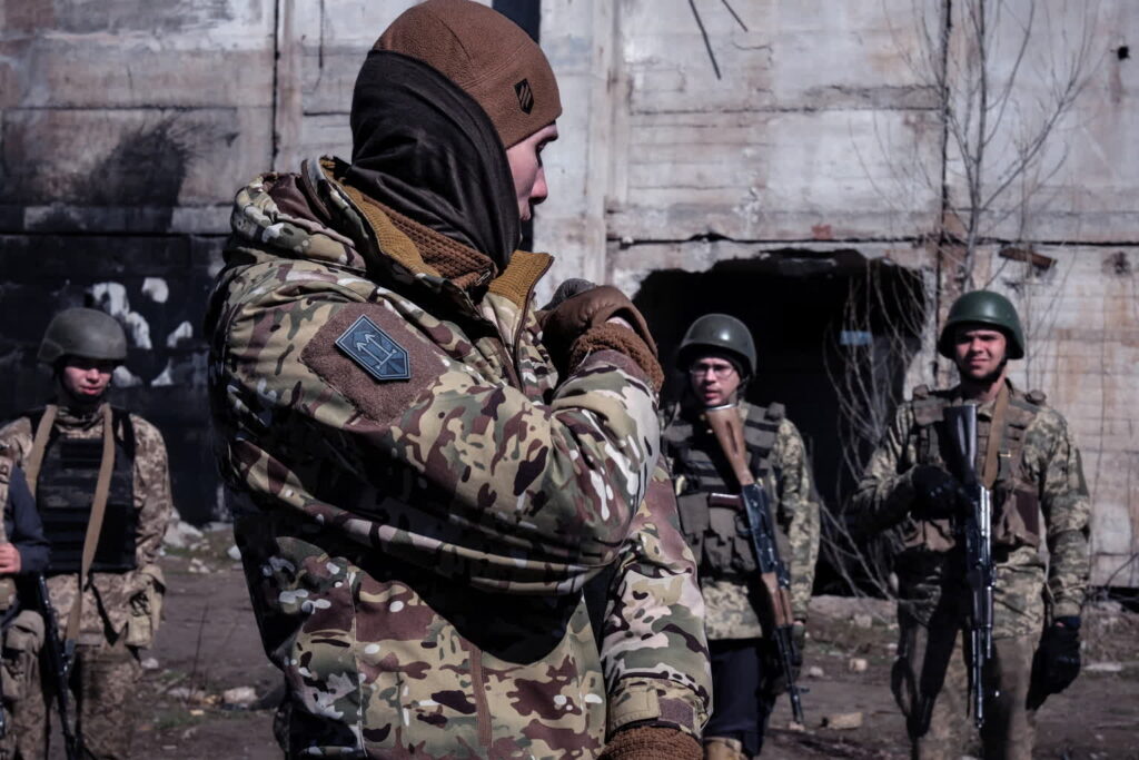 Ataki na Kijów i Charków. Ukraina przerzuca obwody w rejon Sum 2 Ukraińscy żołnierze (PAP/EPA/MARIA SENOVILLA)