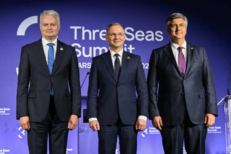 Prezydent Andrzej Duda w towarzystwie prezydenta Litwy i premiera Chorwacji - szczyt Trójmorza (PAP/Radek Pietruszka)