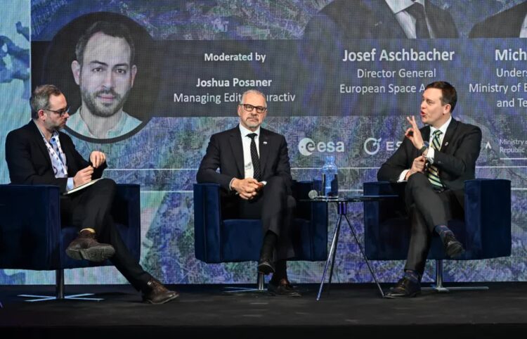 Joshua Posaner, dyrektor generalny Europejskiej Agencji Kosmicznej dr Josef Aschbacher i podsekretarz stanu w Ministerstwie Rozwoju i Technologii Michał Baranowski. Fot. PAP/Radek Pietruszka