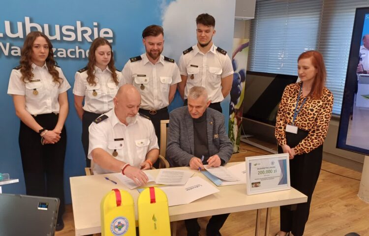 Lubuski WOPR z dotacją i w dobrej formie 9 Dotacja dla lubuskiego WOPR - podpisanie umowy w urzędzie marszałkowskim (fot. Piotr Bakselerowicz)