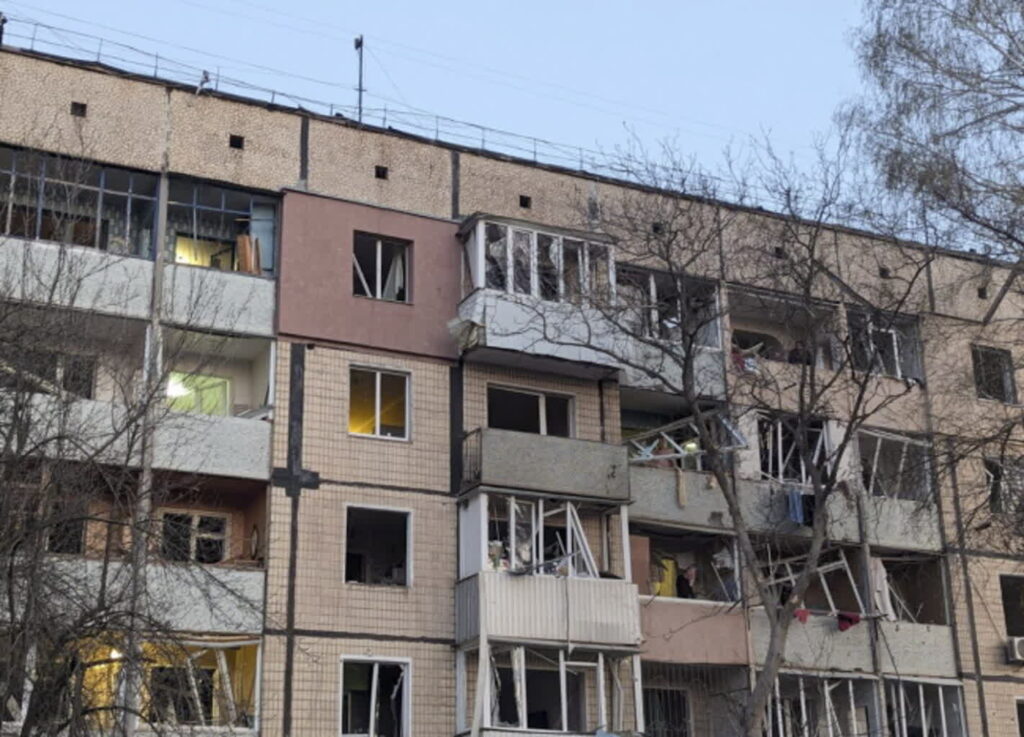 Zniszczony budynek w Krzywym Rogu na Ukrainie (PAP/EPA/STATE EMERGENCY SERVICE HANDOUT)