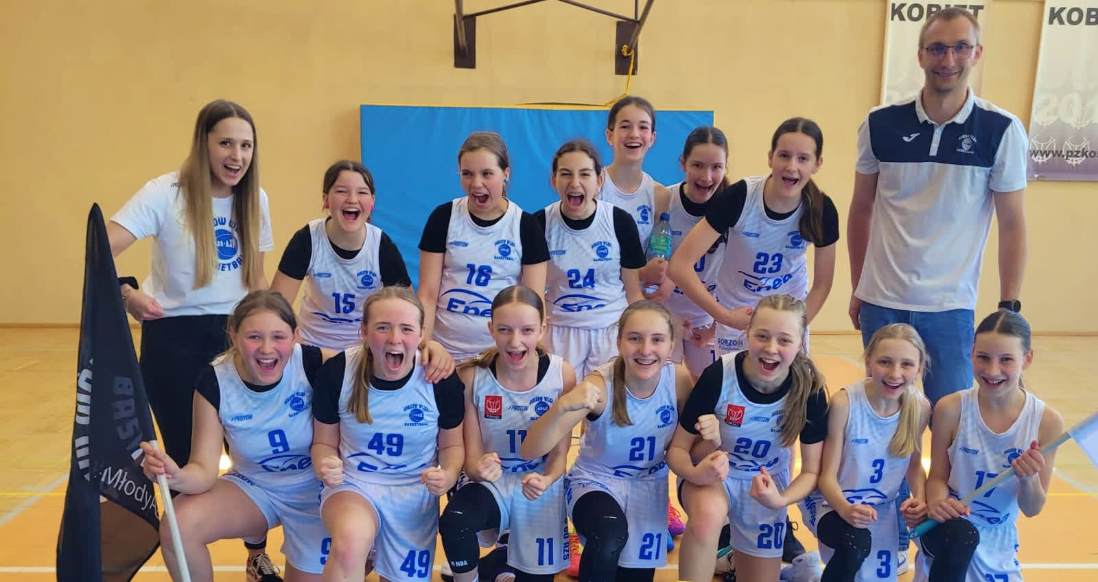 Koszykarki AZS AJP z awansami