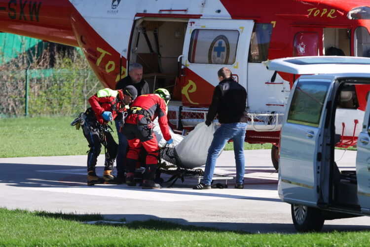 Transport ciał turystów, którzy zginęli w Tatrach (PAP/Grzegorz Momot)