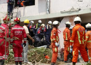 Akcja ratownicza po trzęsieniu ziemi w Mjanmie, fot. PAP/EPA/NYEIN CHAN NAING