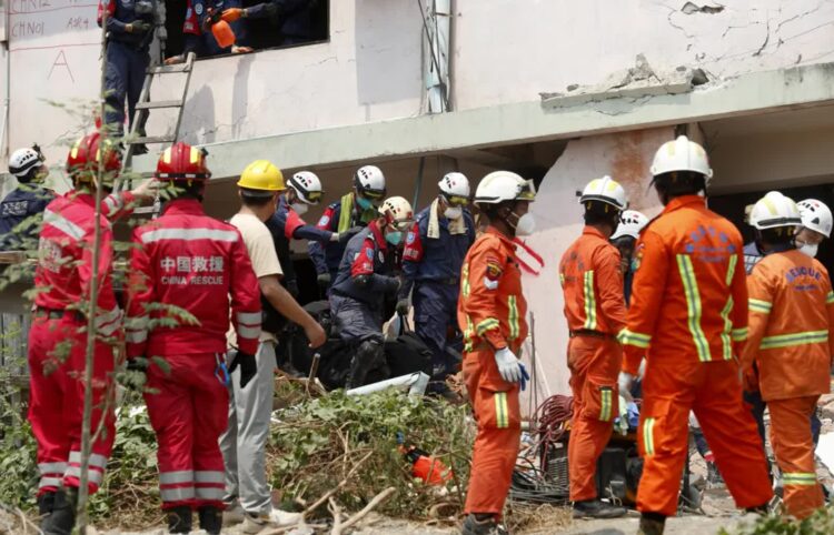 Akcja ratownicza po trzęsieniu ziemi w Mjanmie, fot. PAP/EPA/NYEIN CHAN NAING