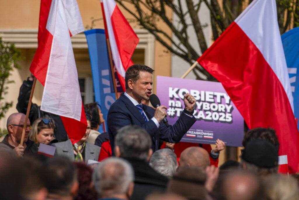 Rafał Trzaskowski podczas wiecu w Bolesławcu (PAP/Krzysztof Ćwik)