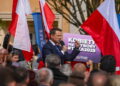 Rafał Trzaskowski podczas wiecu w Bolesławcu (PAP/Krzysztof Ćwik)