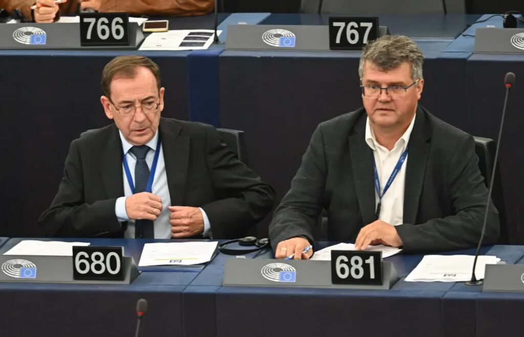 Europosłowie Mariusz Kamiński i Maciej Wąsik. Fot. PAP/Radek Pietruszka