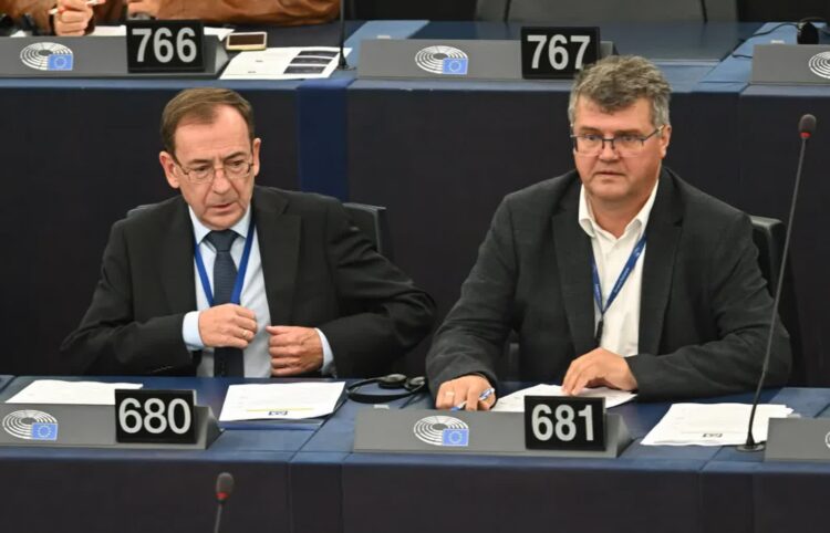 Europosłowie Mariusz Kamiński i Maciej Wąsik. Fot. PAP/Radek Pietruszka