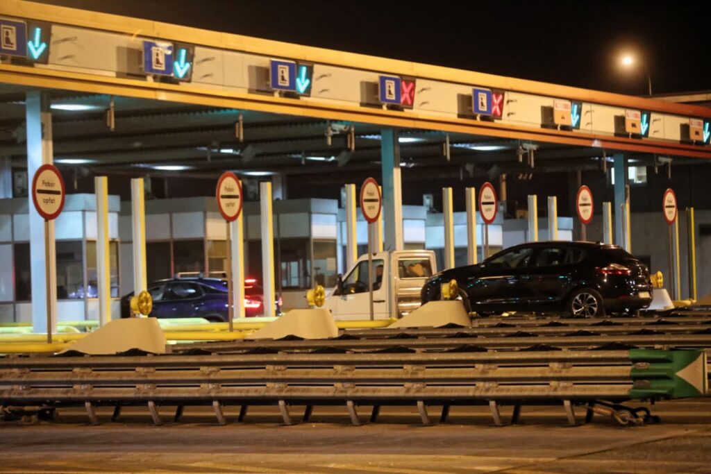 Bramka na autostradzie - zdj. ilustracyjne (PAP/Roman Zawistowski)